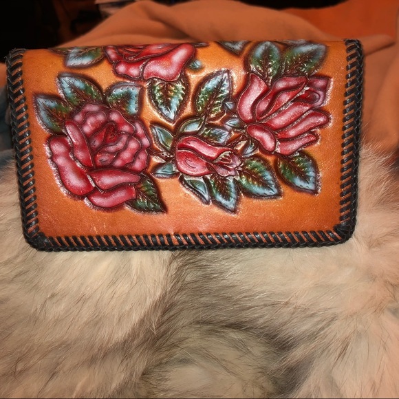 Man Made with top of the line leather - Picture 2 of 8